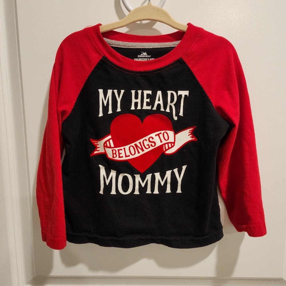 Kid's sz 2T Valentines Mothers Day My Heart Belongs to Mommy Raglan Shirt Black